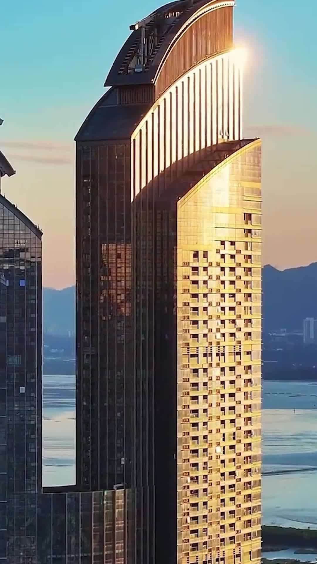 Episode 1 - She's the Billionaire's Mom!